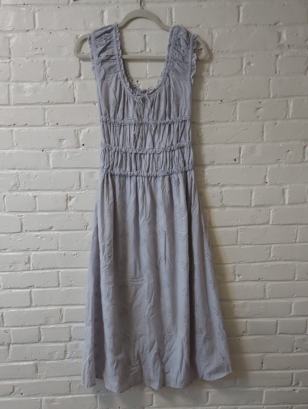 Women's Light Lavender Eyelet Midi Dress - Sleeveless Smocked Waist